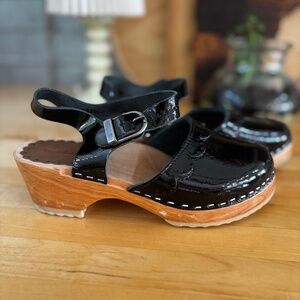 Girls size 4 black leather clogs